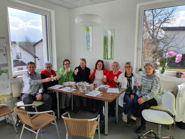 v.l.: Kurt Smejkal, Martina Dorfinger (Direktorin HAK Zwettl), Gabriele Litschauer, Michaela Rieger, Gerlinde Jachs, Brigitte Traxler (Kuenringer Apotheke), Helene Gruber (Kuenringer Apotheke), Ilse Krottendorfer | Foto: Privat
