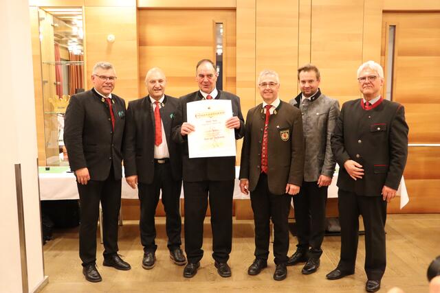 Bezirksobmann Florian Geiger, Landeskapellmeister Rudi Pascher, 65 Jahre Jubilar Franz Juen, Landesverbandsobmann Elmar Juen, Bezirksparteiobmann Dominik Traxl und Bezirkshauptmann Siegmund Geiger (von links) | Foto: Elisabeth Neuner