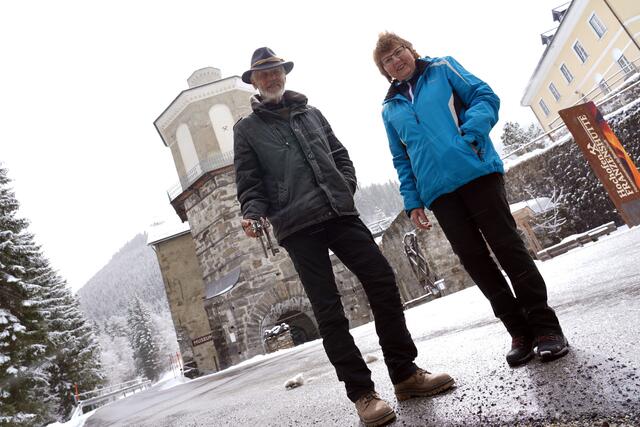 Rosi Rainer und Werner Rainer vor dem Montanmuseum Hochofen Franzenshütte in Bundschuh bei Thomatal, 26.03.2023. | Foto: Land Salzburg/Sophie Huber-Lachner