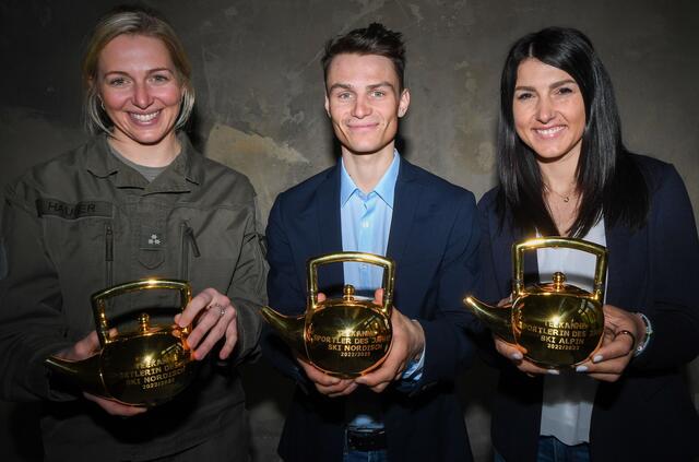 Die Tiroler Wintersportler:innen Lisa Hauser, Johannes Lamparter und Stephanie Venier (v. li.) stehen am Sympathie-Podest der Österreicher:innen ganz oben. | Foto: TEEKANNE/Erich Spiess