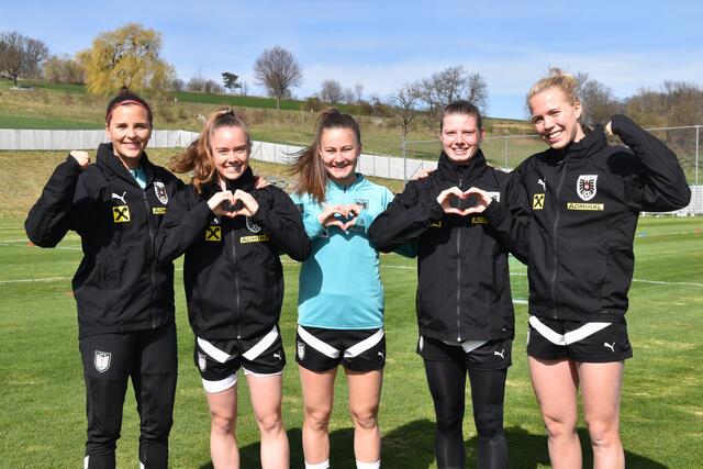 Mit viel Herz und Einsatz für Österreich: Jennifer Klein, Lisa Kolb, Annabel Schasching, Claudia Wenger, Celina Degen | Foto: Michael Strini