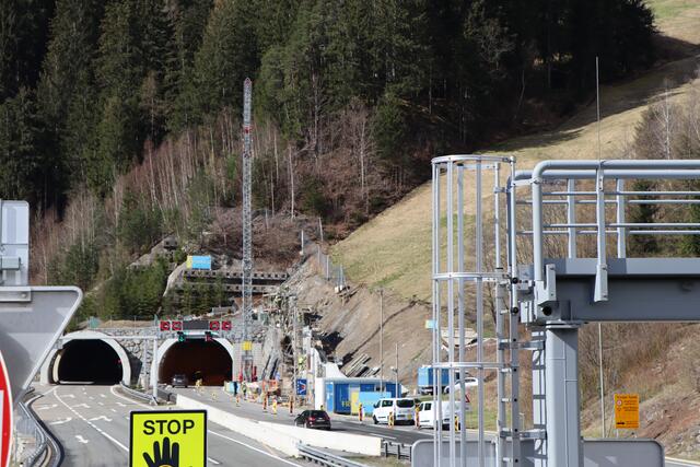 Beim Ostportal des Strenger Tunnels auf der S16 Arlbergschnellstraße wird derzeit eine Schutzmauer errichtet. | Foto: Othmar Kolp