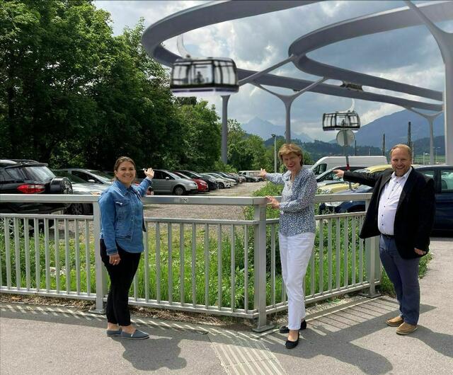 Julia Seidl (NEOS), Christine Oppitz-Plörer und Lucas Krackl (Für Innsbruck) mit einer Fotomontage der Stadtseilbahn beim Frachtenbahnhof/Ischia. Derart konkrete Details werden im Forschungsprojekt aber nicht abgefragt. | Foto: Für Innsbruck