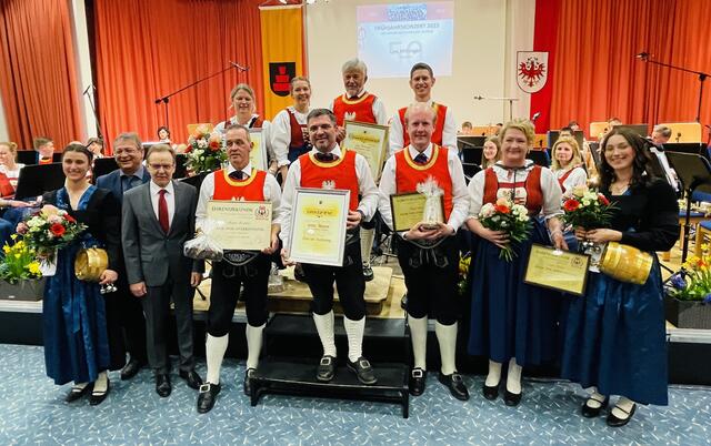 Langjährige MusikantInnen wurden beim Frühjahrskonzert geehrt. | Foto: Kogler