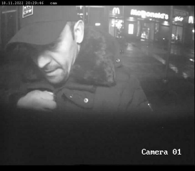 Die Polizei sucht nach diesem Unbekannten, der einen 76-jährigen Mann am Hauptbahnhof niedergestoßen und ausgeraubt haben soll. | Foto: LPD Wien