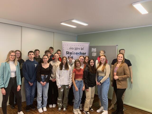 Die Poly-Schüler des Fachbereichs Handel und Büro mit Hanna Kalteis (l.) und Julia Plank (r.) von Steinecker Moden in Randegg | Foto: Polytechnische Schule Scheibbs