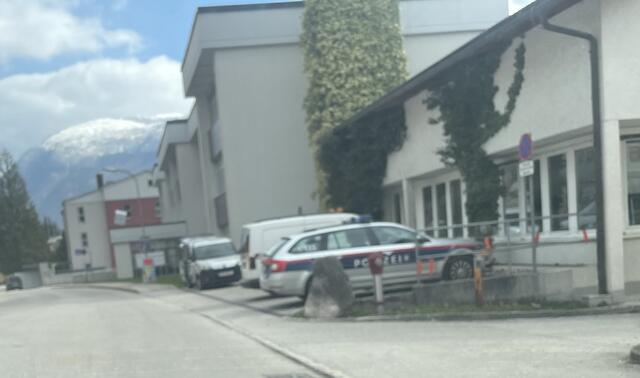 Standort: Kaltenbachstraße neben der HLW Bad Ischl. Das Heck zeigt stadteinwärts. Hier sind 30 km/h erlaubt.
