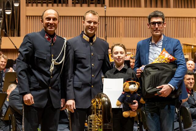V.l.:  Musikmeister Christian Brummer, Kapellmeister Robert Wieser, Solist Julian Kreuzhuber und Lehrer Andreas Trausner. | Foto: Michael Dietrich