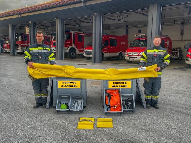 Eric Buder und Florian Maier mit der Ölsperre. | Foto: FF Gleisdorf