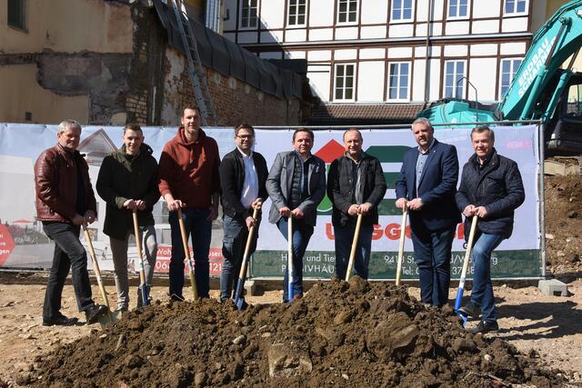 Von links: Wolfgang Legat, Philipp Wagger, Matthias Wildburger, Stefan Wagger, Mario Wagger, Hermann Buhrandt, Bgm. Hannes Primus, Wilhelm Wagger. | Foto: MeinBezirk.at