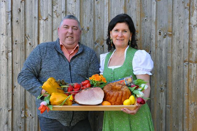 Lorenz Graf und Bürgermeisterin Maria Knauder mit der gesunden Osterjause. | Foto: Privat