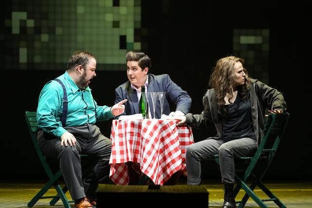 Misstrauen überall. "Ist es wirklich besser, wenn man keinem traut. Wie es es, wenn der Morgen graut?" Sinngemäße Wiedergabe einer Textzeile. Gereimt wird aber leider recht selten im Stück.  | Foto: Barbara Pálffy