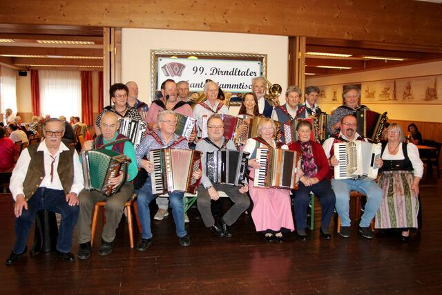 Die Stammtischmusikanten mit der Stammtischleitung, rechts Maria und links, Josef Rathkolb