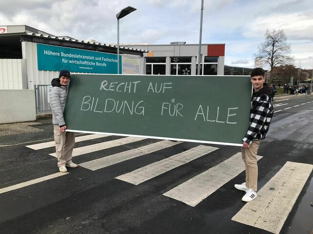 Schüler des Gymnasiums Güssing brachten eine ausgediente Schultafel als Spende. | Foto: Pascal Violo