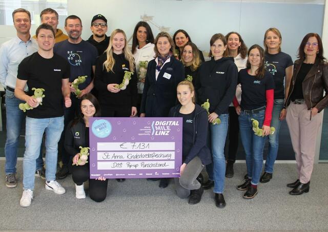 An der Aktion beteiligten sich (von links): Alfred Hiebl (MIC), Daniel Lehner (Netural), Rainer Kagerer (MIC), Georg Spiesberger (TECH HARBOR), Claudia Wallerstorfer (Dynatrace), Aleksandar Djudjic (Dynatrace), Vera Eberdorfer (smec), Sabine Bauer (Kontron), Andrea Prantl (St. Anna Kinderkrebsforschung), Maria Kolanek (Cloudflight), Mirella Cuchiero (karriere.at), Anna Schuster (MIC), Silke Gruber (bet-at-home), Claudia Neulinger (Kontron), Magdalena Kohl (MIC), Michaela Wittner (TECH HARBOR), Margit Klima-Bencic (MIC) | Foto: Digital Mile Linz