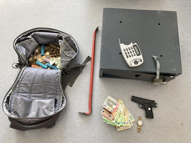 Bargeld und Wertgegenstände sowie die Tatwaffe wurden in der Wohnung des Beschuldigten sichergestellt. | Foto: LPD NÖ/LKA