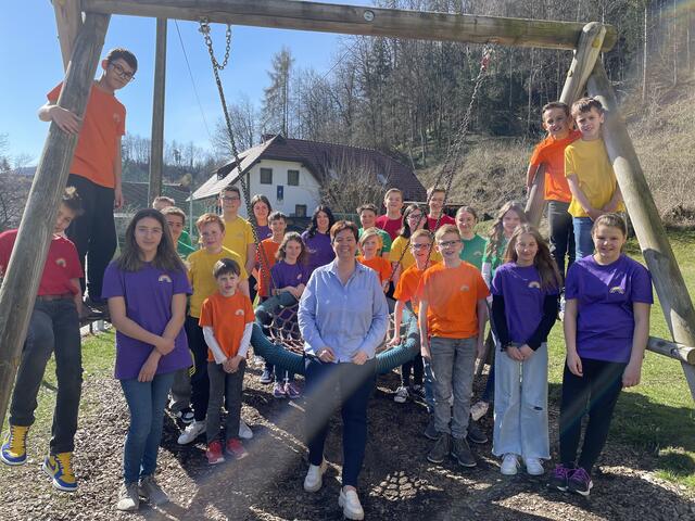 Andrea Engber umringt von ihren Jungmusikern aus Tiffen und Bodensdorf, die seit September 2022 unter dem Namen "TIBO" gemeinsam musizieren.  | Foto: MeinBezirk.at