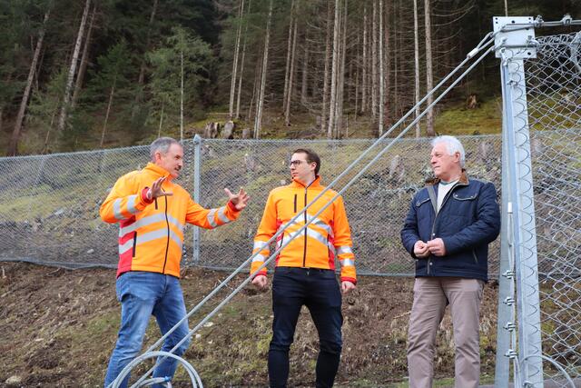 Klaus Gspan, Tobias Cologna und Christoph Wanker  (v.l.) beim Lokalaugenschein bei der Mautstelle St. Jakob am Arlberg. | Foto: Othmar Kolp