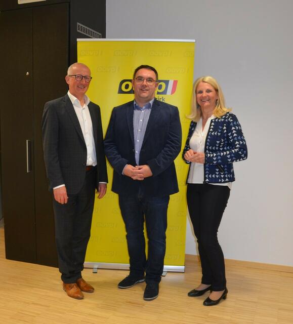 Bezirksparteiobfrau Gertraud Scheiblberger und Bürgermeister Peter Rachinger (l.) gratulieren dem einstimmig gewählten Obmann. | Foto: ÖVP/Gierlinger