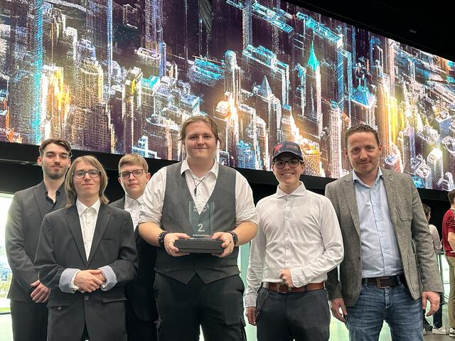 Lucas Flunger, Noah Weiss, Jonas Saurer, Jonas Gabl (Projektleiter), Fabian Schöpf und Martin Weinfurter holten sich den hervorragenden zweiten Platz in der Kategorie "Beste Geschäftsidee. | Foto: HAK: Claudio Landerer