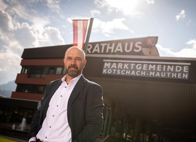 Bürgermeister Josef Zoppoth wünscht den Betreibern für die Zukunft alles Gute. | Foto: GVV/Varch