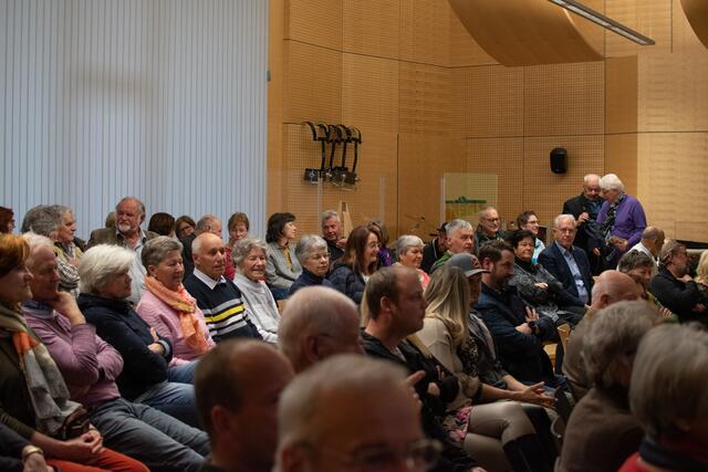 Viele Fuscherinnen und Fuscher waren der Einladung von Bürgermeister Hannes Schernthaner gefolgt und ließen die Topothek auf sich wirken. | Foto: Alexandra Pirchner
