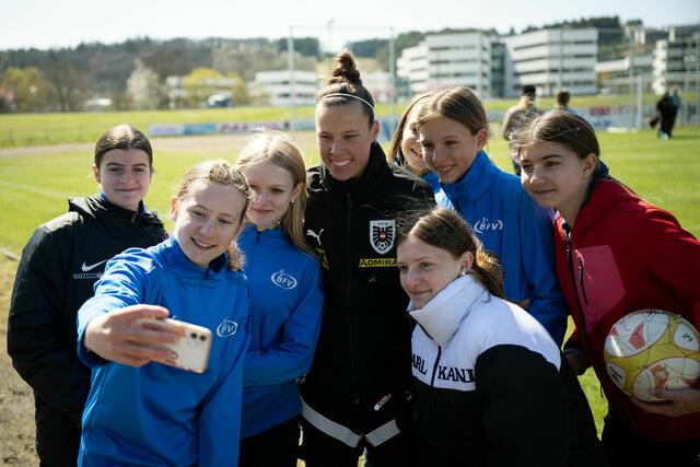 Die Spielerinnen vom U14-Mädchenauswahlteam trafen die Teamspielerinnen beim Trainining in Oberwart. | Foto: ÖFB/Paul Gruber
