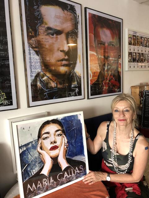 Künstler Johannes Richter ließ sich im Kiosk26 von Opernmusik zu einem Bild von Maria Callas inspirieren. Das schenkte er dann Doris Saip. | Foto: Stockmann