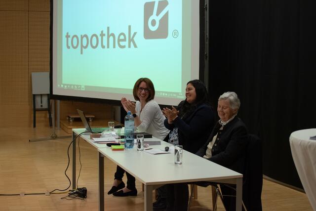 Die Topothek verwalten zwei sogenannte Topothekarinnen, Brigitte de Mas und Monika Gimpl. | Foto: Alexandra Pirchner