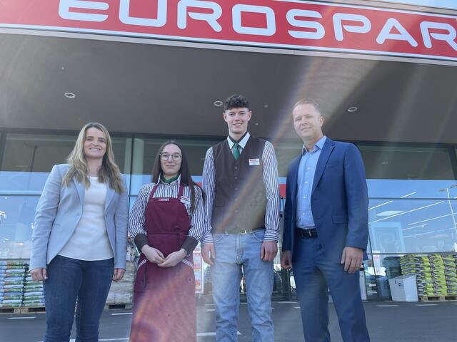 Für Natalie und Stefan war es eine tolle Erfahrung. Begeistert von dem Projekt zeigen sich auch SPAR-Geschäftsführerin Patricia Sepetavc und Regionalleiter Filialorganisation Bram Wouters. | Foto: Philip Steiner