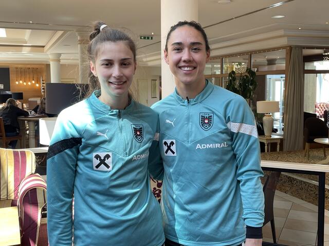 Julia Magerl und Manuela Zinsberger fühlen sich im Team wohl. Der Zusammenhalt ist für die die große Stärke. | Foto: Michael Strini