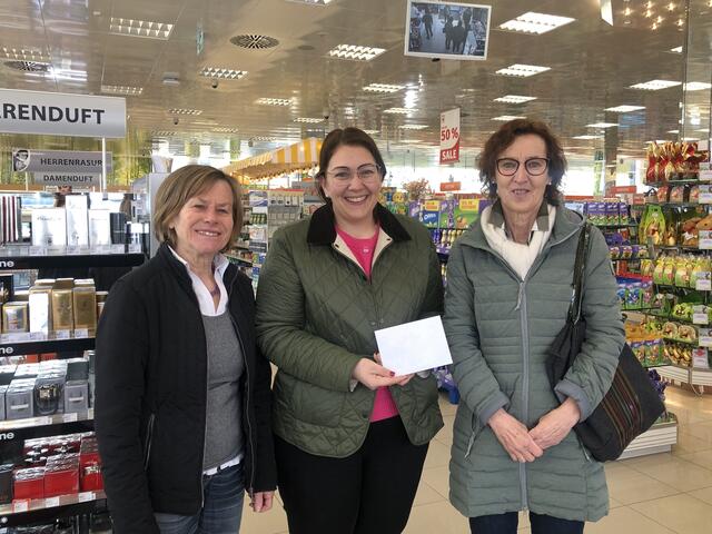 Gerda Juch, Stadträtin Elisabeth Kollitsch und Margit Cuder (von links) bei der Übergabe der Spende der Katholischen Frauenbewegung St. Magdalena | Foto: Privat