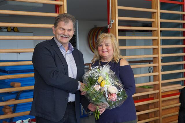 Bürgermeister Franz Wagner mit der pensionierten Kindergartenleiterin Iveta Lang. | Foto: Gemeinde Klaffer