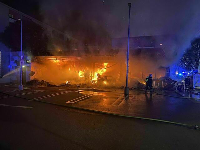 Um die Spuren ihrer Tat zu verschleiern, zündeten die Männer den den Pkw an, um Spuren zu verwischen. Das Feuer griff auf den Supermarkt über und verursachte einen Sachschaden von mehreren hunderttausend Euro. | Foto:  Stadt Wien / Feuerwehr