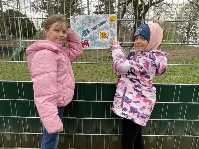 Die Kids zeigten sich beim Aufhängen der Plakate engagiert.  | Foto: Patricia Hillinger