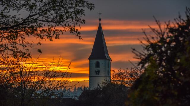 Der Kirchturm der Gemeinde Kleinzell im Abendrot. | Foto: Karl Neissl