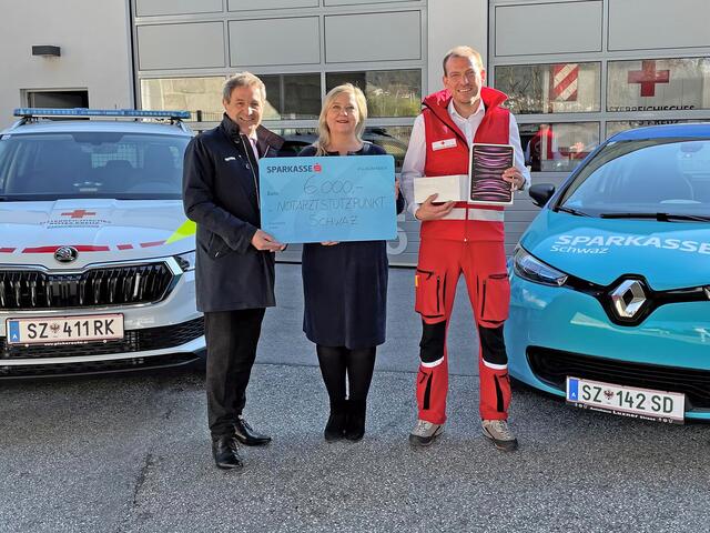 Übergabe des Schecks in der Höhe von 6.000,- Euro zur Anschaffung des neuen Ultraschallgerätes.

im Bild v.l.n.r.: Helmut Rainer, MBA (Vorstandsdirektor der Sparkasse Schwaz), Astrid Stecher (Geschäftsführerin Rotes Kreuz Schwaz), Dr. Dieterich Frank (leitender Notarzt Stützpunkt Schwaz) | Foto: Sparkasse Schwaz