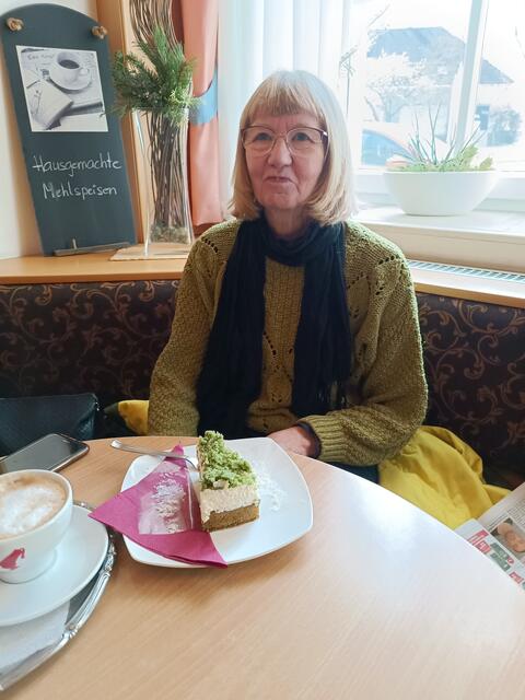 Maria Schweikert bei einer Spinattorte 