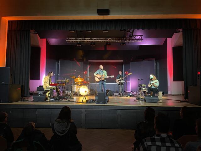 Ian Fisher (Mitte) gastierte mit seiner Band Ryan Thomas Carpenter (Keyboard), Camillo Jenny (Drums), Johanna Seitinger (Bass) und Richard Case (Pedal Steel Guitar) in Serfaus. | Foto: Terra Cultura Serfaus