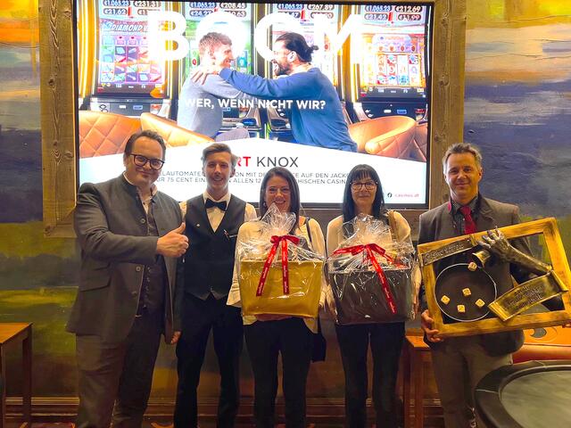 V.l.: Head of Operation Thomas Erhardt, Alois Schöpf Croupier Casino Seefeld, Tiroler Pasch-Meisterin Romana Holzmann, Zweitplatzierte Andrea Strasser, mit Turnierleiter Armand Ladner. | Foto: Casinos Austria
