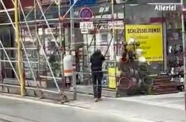 Ein TikTok-Video, welches aus einer fahrenden Straßenbahn gedreht wurde, sieht man einen Mann in einer schwarzen Jacke und schwarzen Hose sowie mit Mund-Nasen-Schutzmaske, wie er zuerst mit einer Pistole auf Personen zielt und dann davon flüchtet.  | Foto: Screenshot TikTok/Twitter