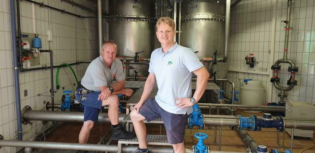 Außendienst-Leiter im Bauamt der Gemeinde St. Stefan ob Stainz, Hans-Peter Schirak (l.) und Michael Schalli, Wasserhygiene und Mikroökologie vom  Diagnostik- und Forschungsinstitut für Hygiene, Mikrobiologie und Umweltmedizin an der MedUni Graz (r.). | Foto: Gde St. Stefan