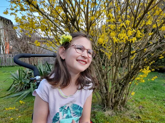 Die Eltern Julia Oberwimmer und Konrad Oberwimmer, haben die Hoffnung, dass ihre Tochter, die 8-jährige Ilvy Oberwimmer (im Bild) durch ein spezielles Rehabilitations-Programm in Deutschland das Gehen erlernt. | Foto: Julia Oberwimmer