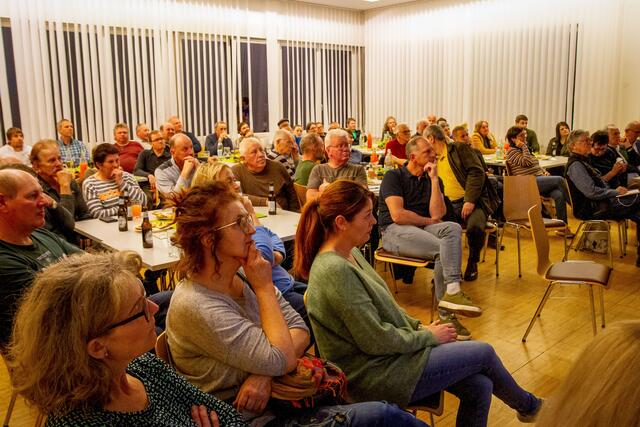 Bis auf den letzten Platz gefüllt  war der Saal im Pfarrheim Neufelden beim Energie-Infoabend der Grünen Neufelden mit Klima-Landesrat Stefan Kaineder.   | Foto: Grüne Neufelden 