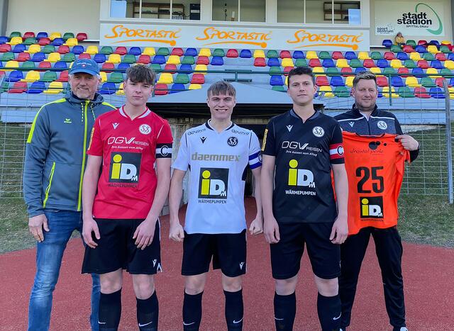 V.l.n.r.: Robert Stadler (SVS Marketing Chef), Nico Fereberger (Kapitän U17), Ralph Scheer (Kapitän Kampfmannschaft), Ivica Ban (Kapitän P&amp;G Juniors), Trainer Philipp Dabringer  | Foto: SV SPORTASTIC Spittal