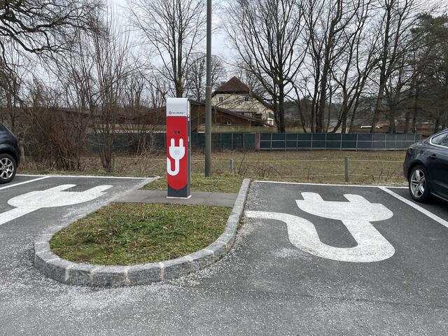 Im Gespräch mit den BezirksBlättern Flachgau erklären die beiden politisch engagierten Flachgauer, dass die Elektromobilität nur eine Übergangslösung darstelle, ihr jedoch gegenüber dem Verbrenner klar der Vorzug zu geben sei, da sie ein Drittel der Energie verbrauche. | Foto: sm
