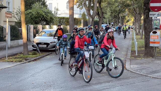 Die Kinder hatten beim Radeln mit dem ersten Bicibus durch Hietzing sichtlich Spaß.  | Foto: Radlobby Hietzing