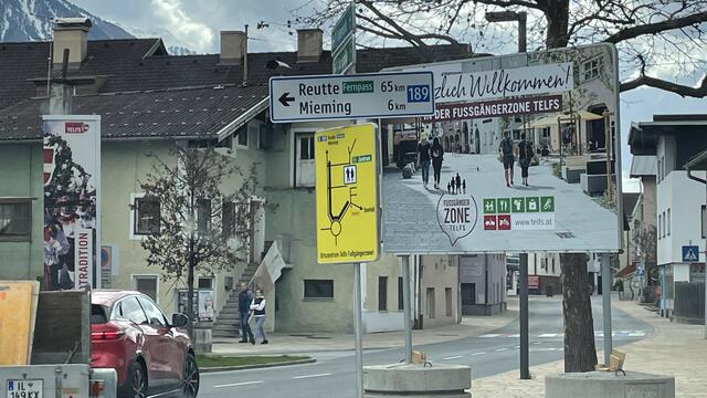 Die Beschilderung wurde am Freitag geändert, die Umfahrung der Fußgängerzone angezeigt.