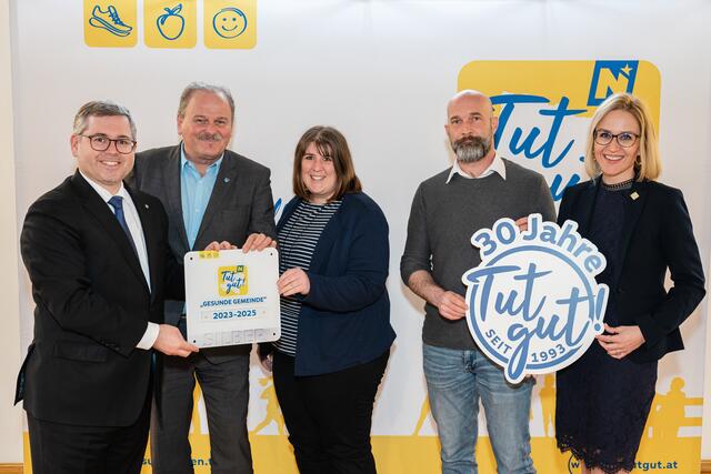 Gesunde Gemeinde Thaya: Landesrat Ludwig Schleritzko, Eduard Köck, Eva Illhofner, Thomas Zaussinger,  „Tut gut!“-Geschäftsführerin Alexandra Pernsteiner-Kappl | Foto: MS-Fototeam/Martin Mathes