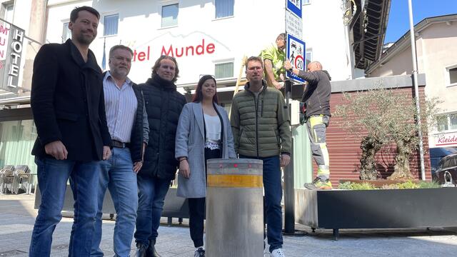 Poller sind hochgefahren, Tafel für Begegnungszone wird abmoniert - die neue Fußgängerzone in Telfs ist aktiv: Feierstunde für Bgm. Christian Härting (re.), Wirtschaftsausschuss-Obmann GV Alexander Schatz (mi.), GV Christoph Walch (li.) sowie Manfred Auer und Nina Bartl von der Abt. techn. Infrastruktur, Grünanlagen